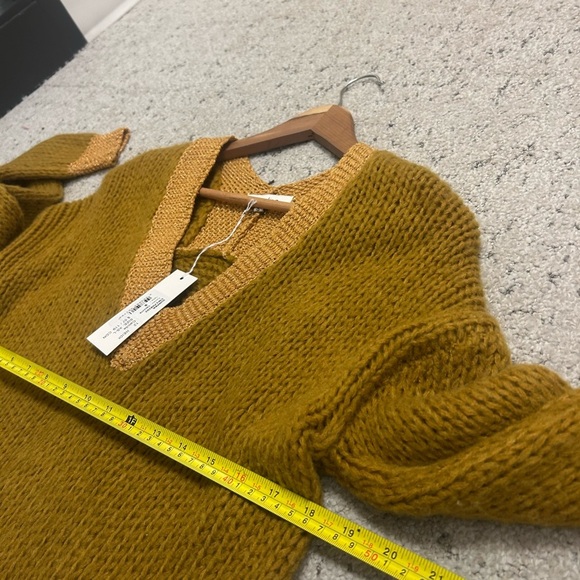 Charlise NWT S oversized Yellow and gold V-Neck Sweater neck yellow shimmers - Picture 11 of 13